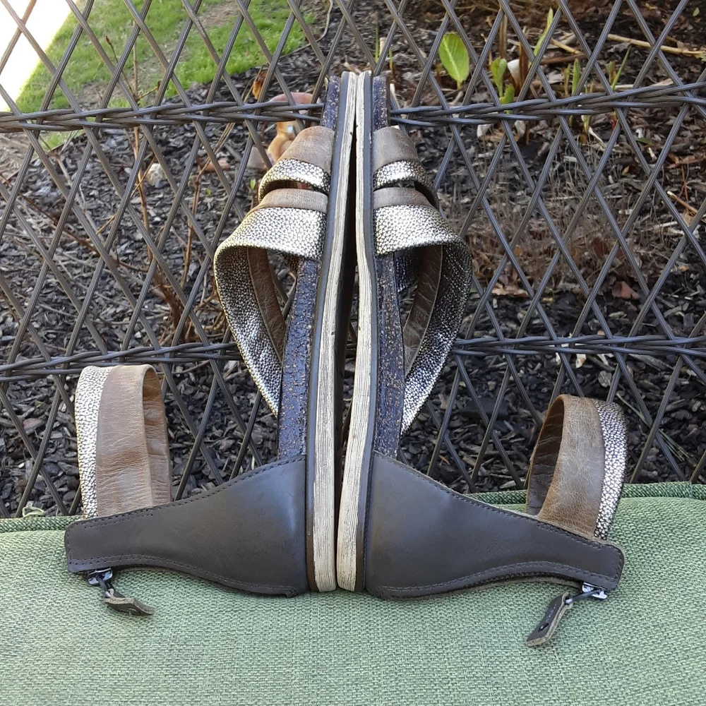 OTBT Souvenir Comfort Leather Metallic Flat Sandal Size 9 M.